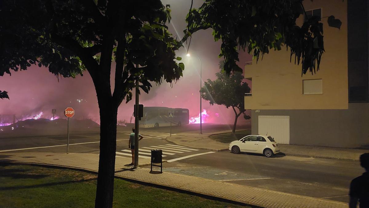 Fotogalería | Imágenes del incendio en Plasencia esta madrugada Fotogalería | Imágenes del incendio en Plasencia esta madrugada