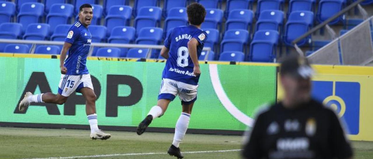 Nauhel y Sangalli celebran un gol en la victoria azul en el Insular. | LOF