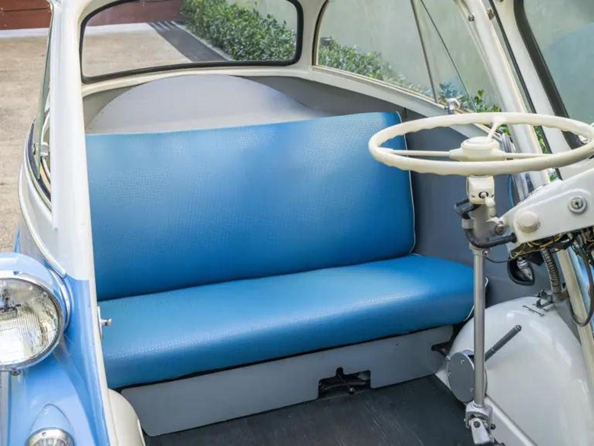 El BMW Isetta 300 es para dos personas, y se entra por la parte delantera.