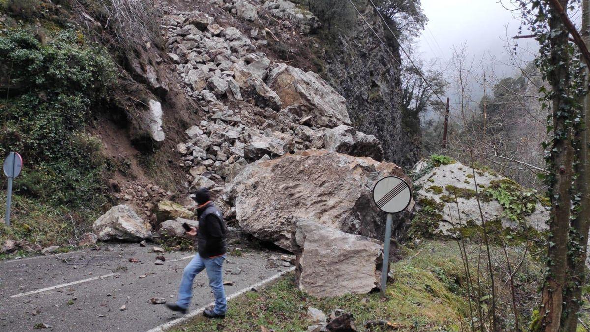 Un gran argayo incomunica con Asturias buena parte de Somiedo, la capital incluida