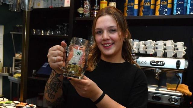 Paula Ballesté, empleada de La Mansión, con el bote de propinas.   | // VÍCTOR ECHAVE