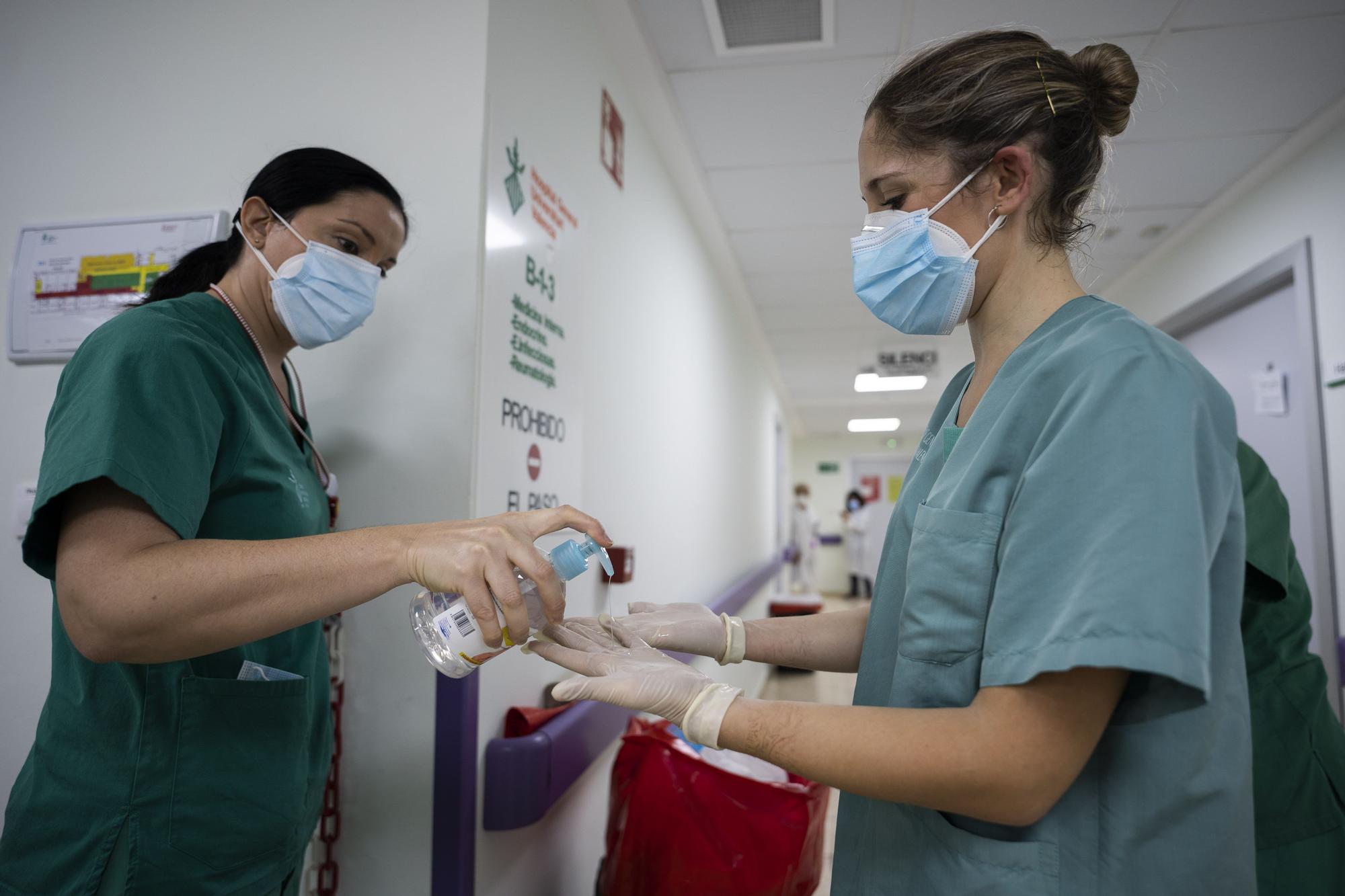 Levante-EMV entra en la sala covid del Hospital General de València: la lucha frente al coronavirus de cerca