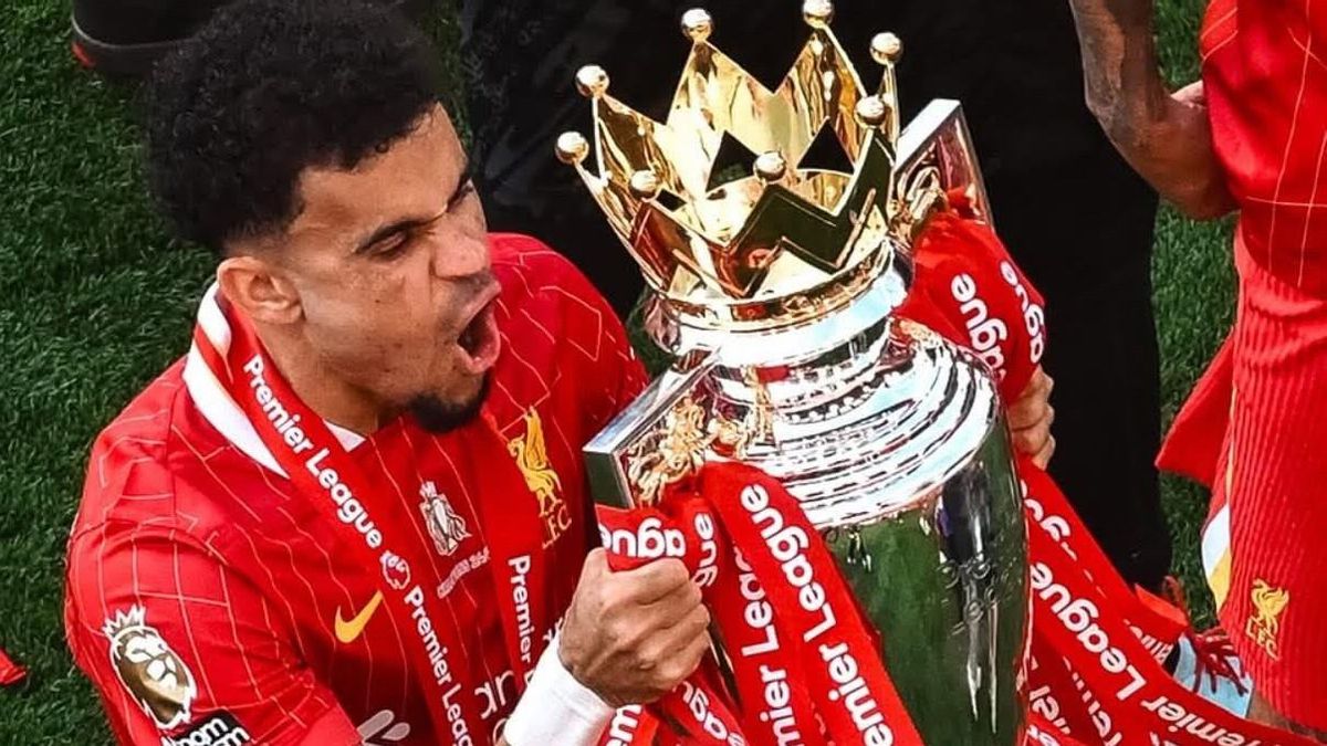 Luis Díaz, el delantero del Liverpool, festeja la Premier conquistada en la temporada 24-25.
