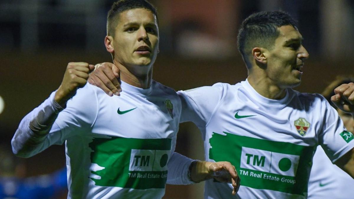 Guido Carrillo y Diego González en la celebración de uno de los tantos del atacante argentino