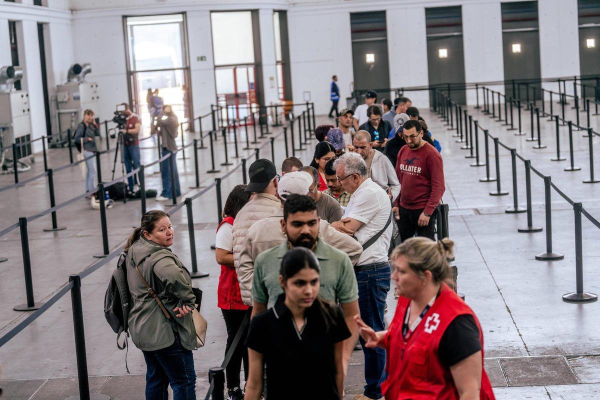 Primer día de asesoramiento para la regularización extraordinaria en la Fira de Montjuïc