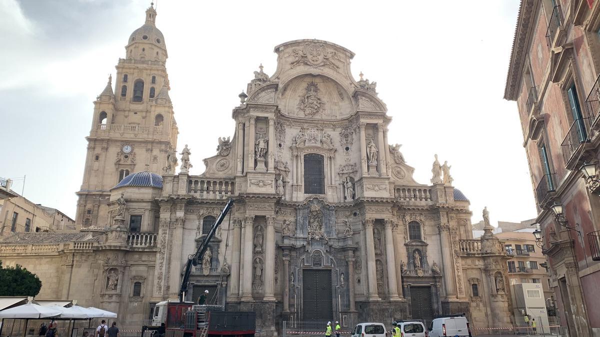 Imagen del inicio del montaje del andamio para la restauración de la fachada de la Catedral de Murcia.