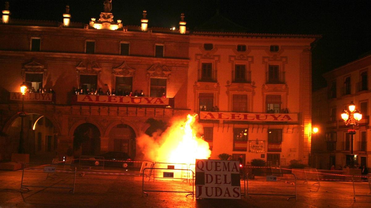 El ‘muñecote’ que encarnaba la imagen del discípulo que traicionó a Jesús fue quemado tras un castillo de fuegos artificiales.