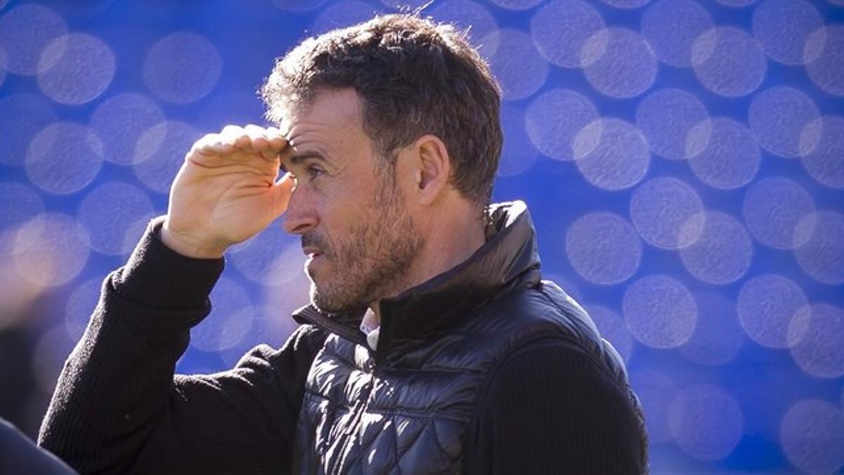 Luis Enrique observa el partido contra el Levante desde el área técnica.