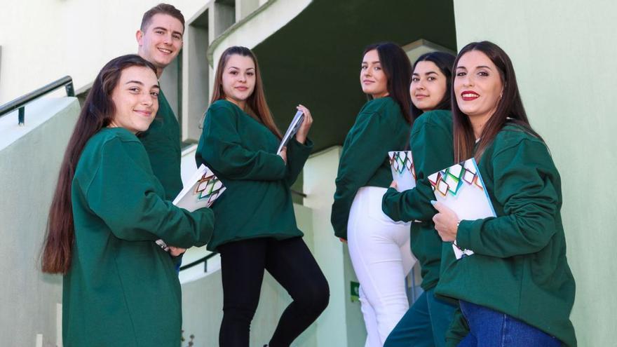 Alumnos de ciclos formativos del Colegio La Reina.