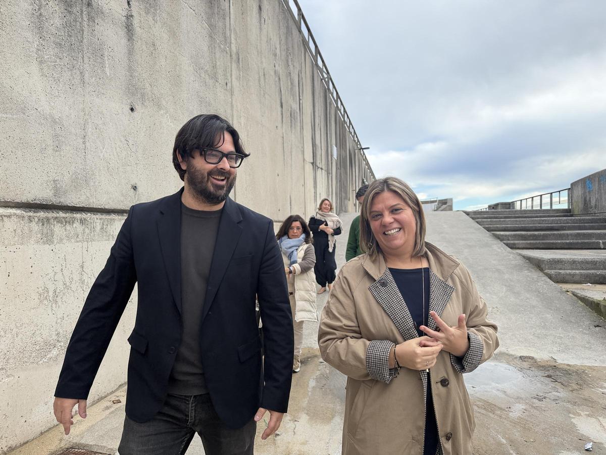 Enrique Riestra y Gimena Llamedo, este martes, en el puerto de Llanes.