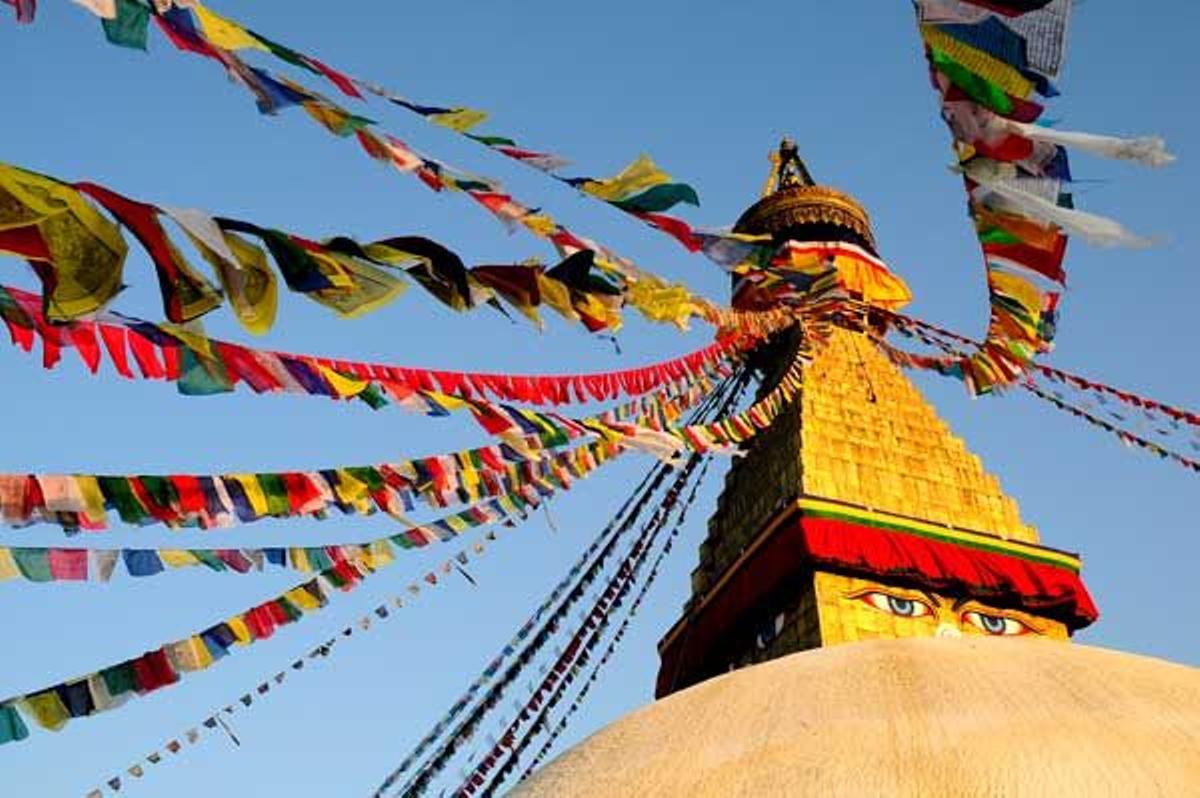Estupa de Bodhnath, Katmandú, engalanada con banderas de oraciones.