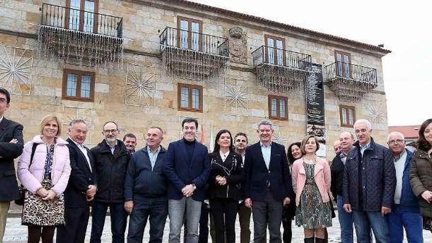 Autoridades asistentes al décimo aniversario de la Fundación Pazo de Mos. // A. H.