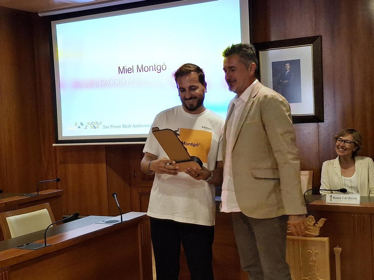 El apicultor Edu Fernández junto al concejal de Medio Ambiente