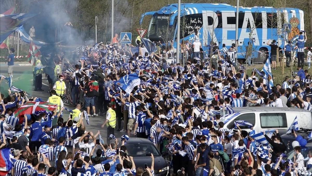 Aglomeraciones de aficionados para despedir a la Real Sociedad antes de la Copa