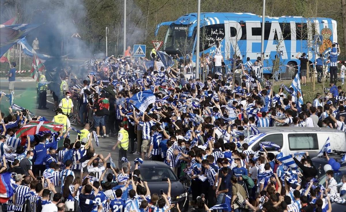 Aglomeraciones de aficionados para despedir a la Real Sociedad antes de la Copa.