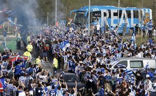 Miles de aficionados despiden a la Real Sociedad antes de la final de Copa sin guardar distancias