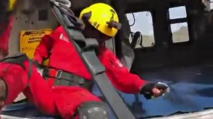 Rescatan en helicóptero a una mujer herida tras una caída en una playa de Tenerife