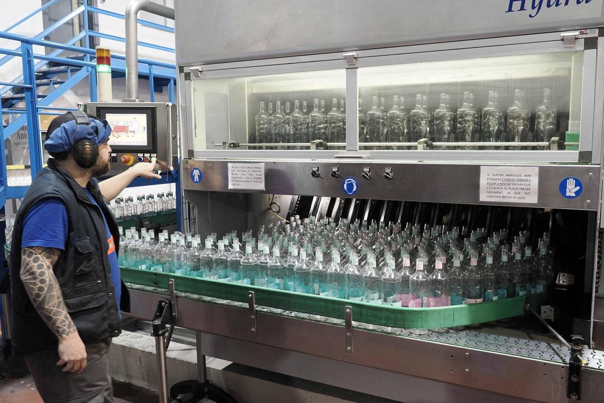 Un treballador a la planta embotelladora d'aigua Sant Aniol.