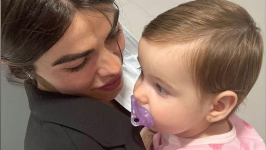 La castellonense Violeta Mangriñán acude de nuevo con su bebé al hospital