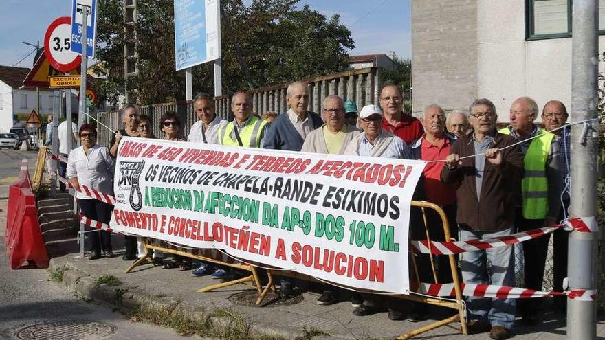 El colectivo de afectados por la ampliación, durante las concentraciones diarias en Chapela. // Alba Villar