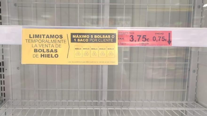 Escasez de hielo en pleno verano: Mercadona y Consum limitan su venta