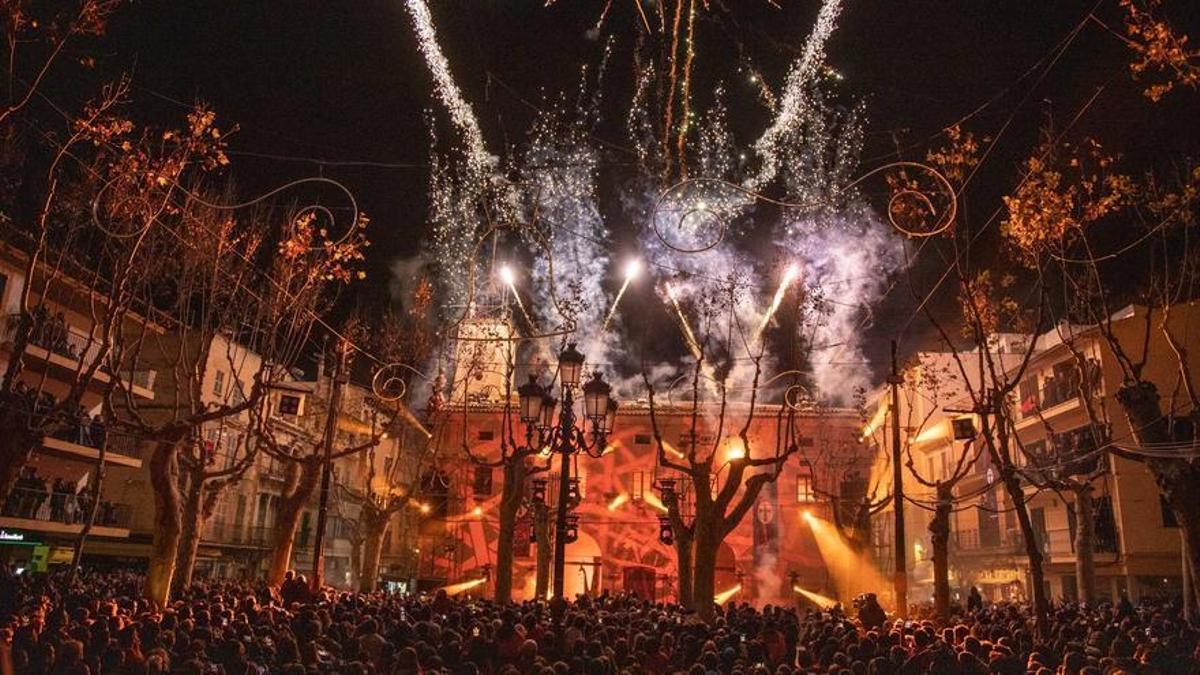 Feuerwerk am Rathaus von Sa Pobla zu Sant Antoni.