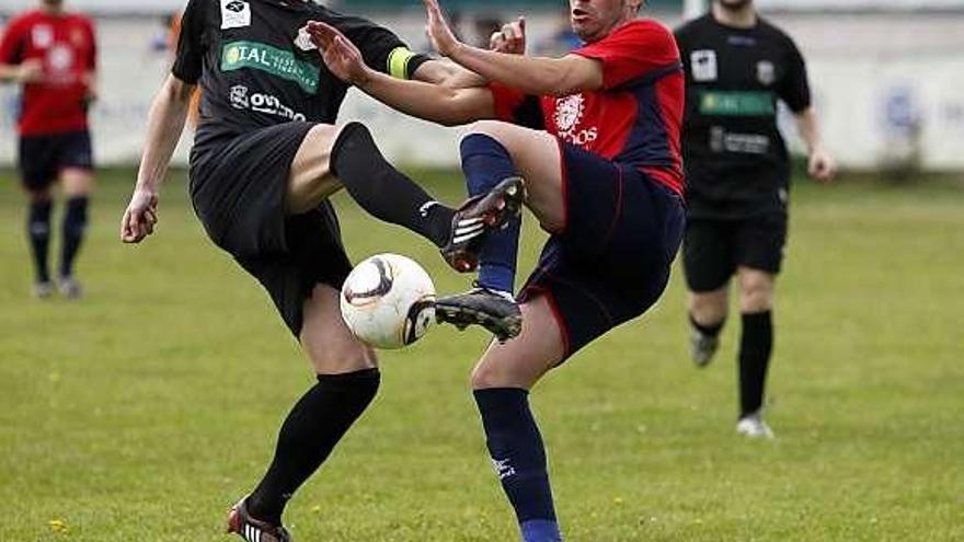 El jugador del Pumarín Jairo lucha por el balón con el condalista Valiente.