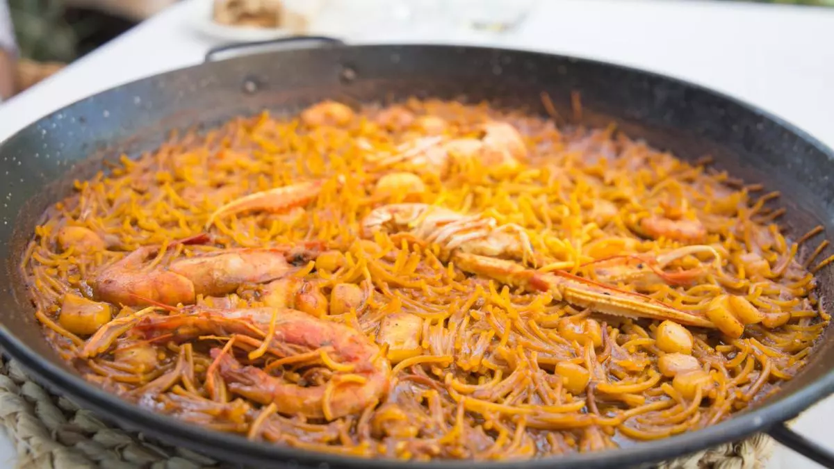 Fideuá con sepia y langostinos, la receta más fácil de preparar