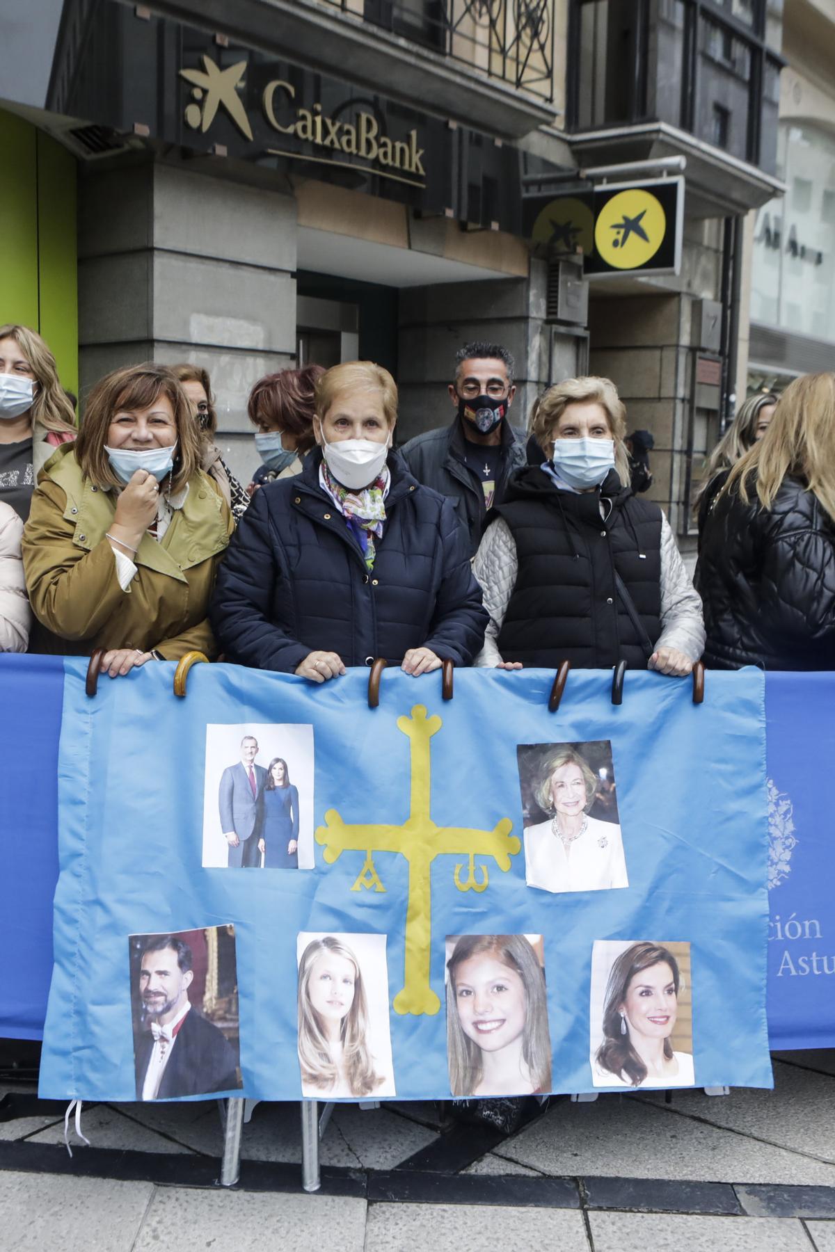 Ambiente en el entorno del Campoamor: republicanos, antisatánicos y muchos aplausos y vítores a Familia Real y premiados Ambiente en el entorno del Campoamor: republicanos, antisatánicos y muchos aplausos y vítores a Familia Real y premiados