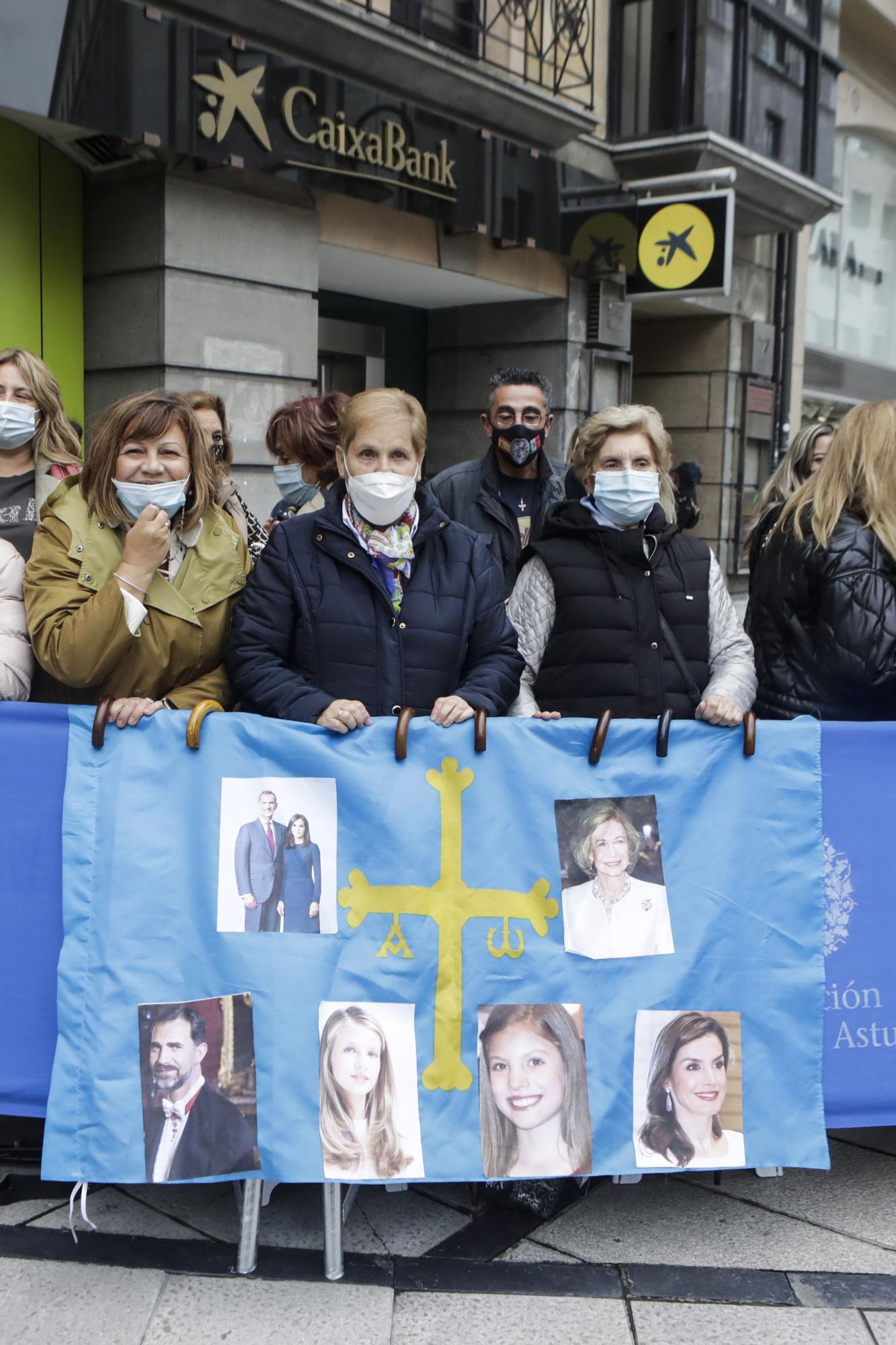 Ambiente en el entorno del Campoamor: republicanos, antisatánicos y muchos aplausos y vítores a Familia Real y premiados