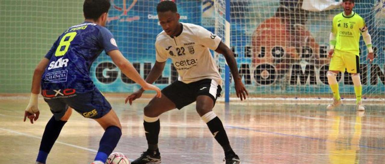 Peiró encara a un jugador del Ceuta en el partido disputado el sábado. | ALZIRA FS