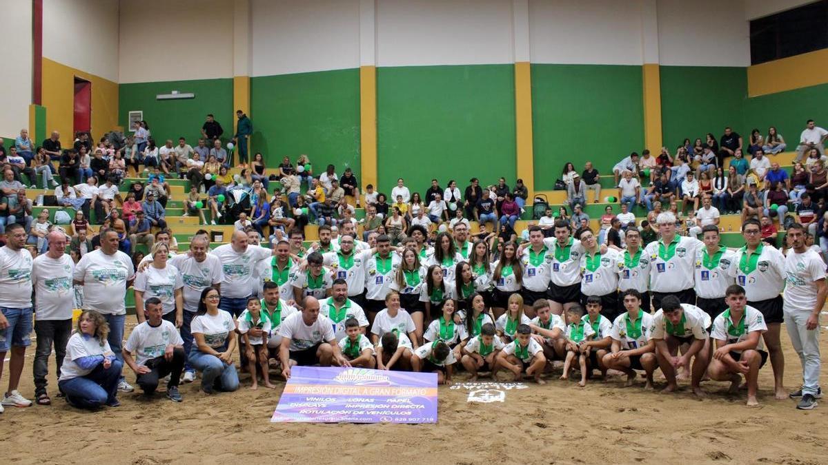 Los luchadores y luchadoras del Ajódar posan en la arena del remozado terrero de La Montaña, en Gáldar, durante la presentación oficial.