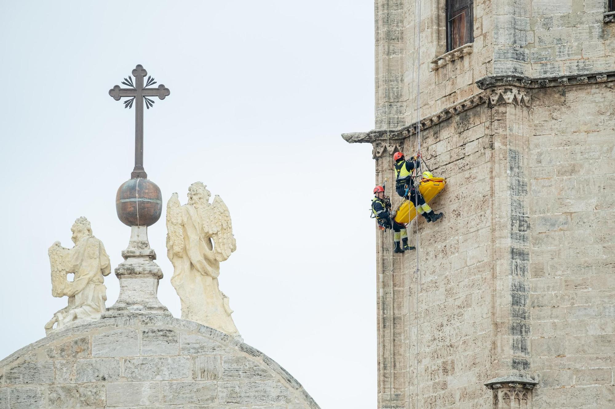 Una camilla sobrevuela el Micalet