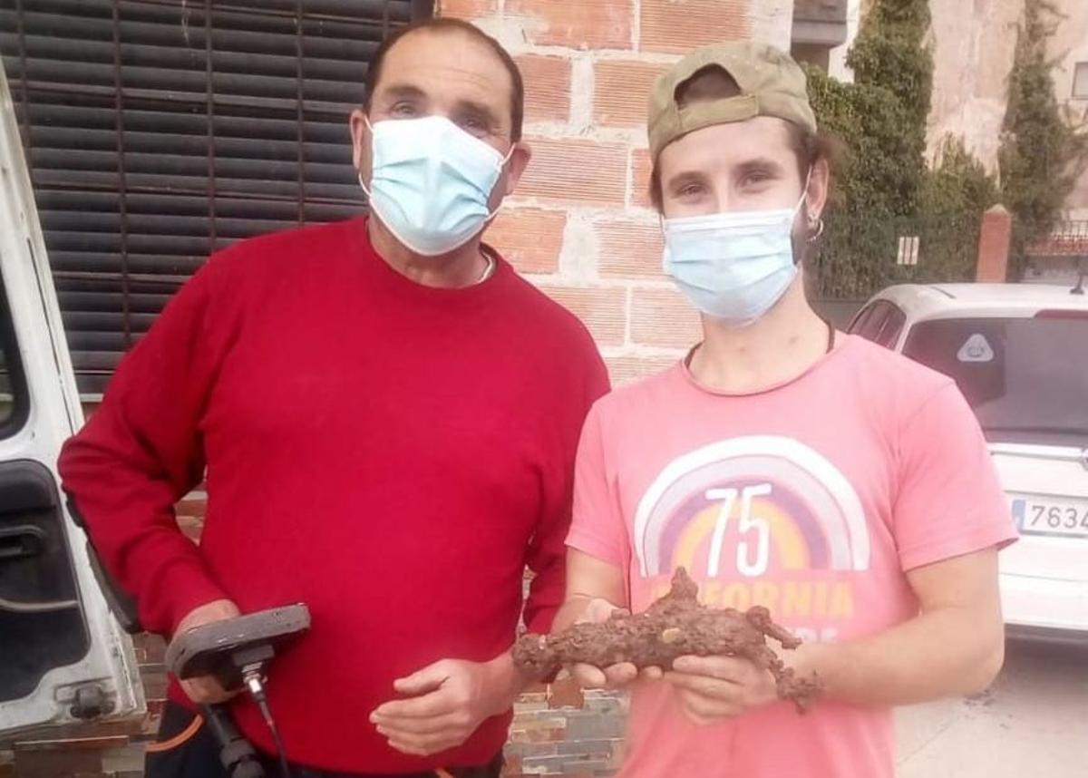 Pistola antigua recuperada en el campo y devuelta al bisnieto del propietario.