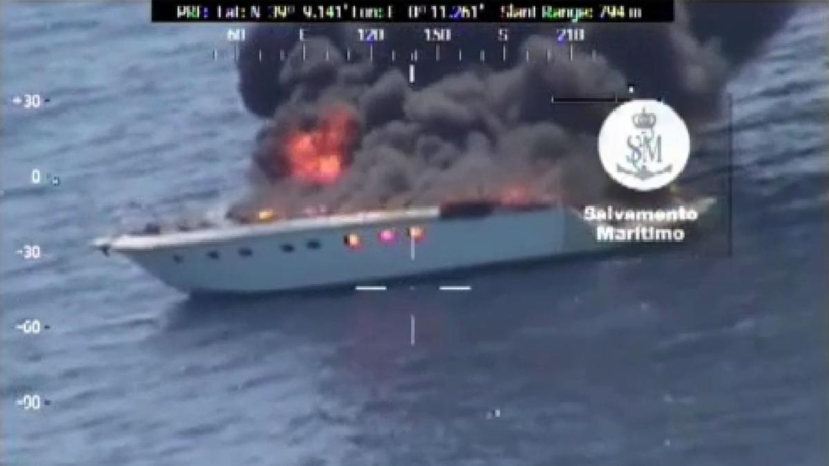 Imágenes del rescate frente a las costas de Dénia de un yate ardiendo, este viernes.