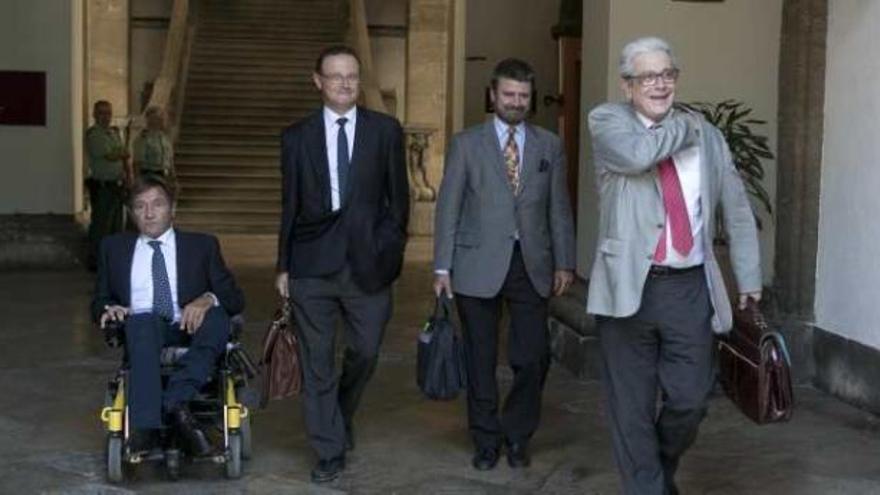 De izda. a dcha., los abogados Ruiz Marco (Ortiz), Gerona (Daniel Gil), Grima (Díaz Alperi) y Boix (Quesada) ayer.