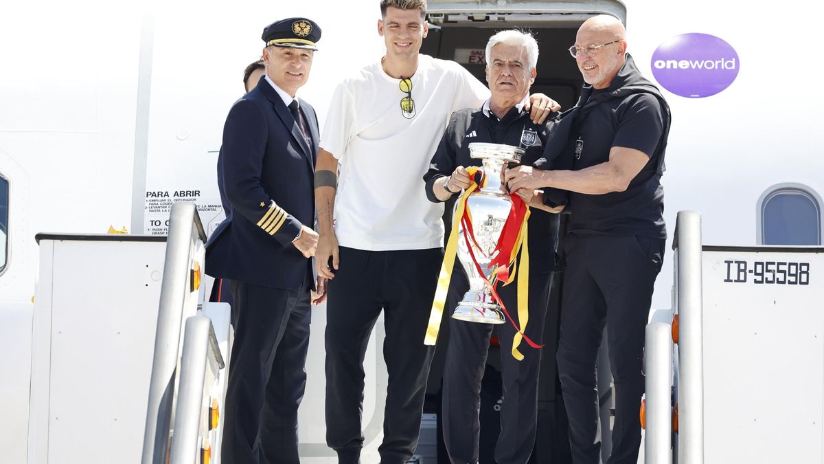 El capità de l'equip, Álvaro Morata, el seleccionador, Luis de la Fuente, i el president de la RFEF, Pedro Rocha, amb el trofeu