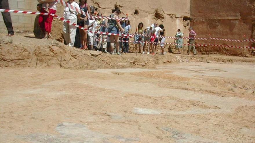 Varias personas en las primeras visitas a la villa romana de Camarzana