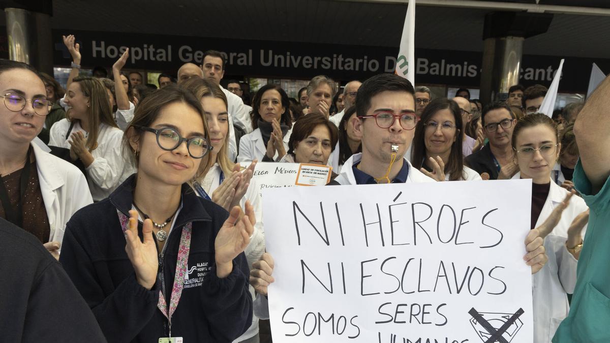 Médicos protestando a las puertas del Hospital General de Alicante. Foto: Pilar Cortés
