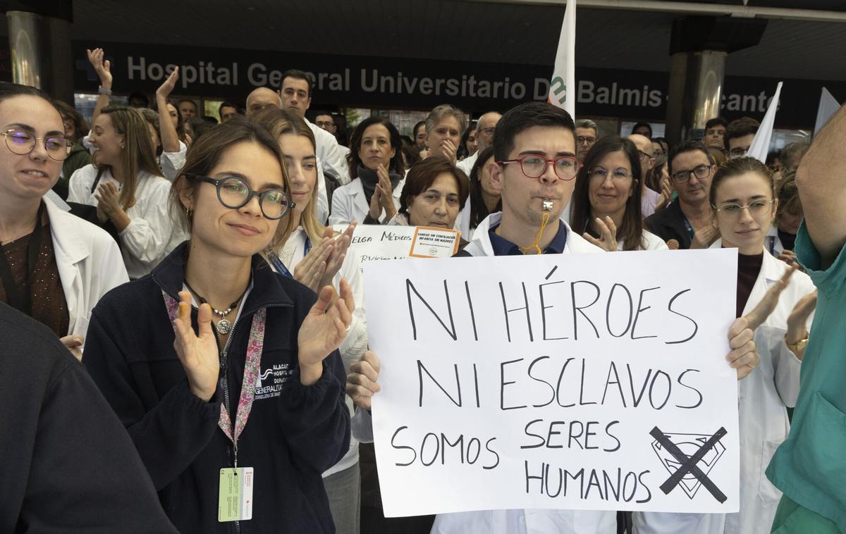 Médicos protestando a las puertas de un hospital valenciano en marzo.