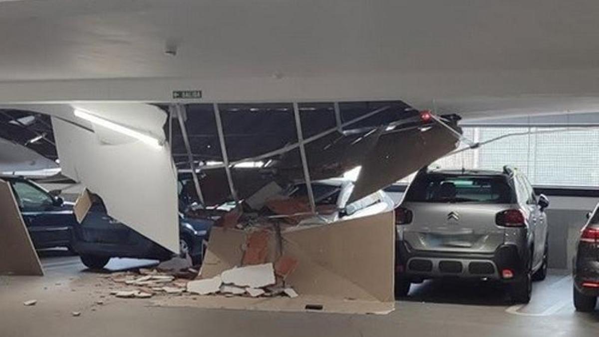 Los cascotes del falso techo impactaron contra varios vehículos estacionados.