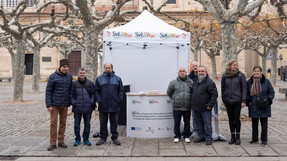 Integrantes de la Asociaciones de Personas Sordas de Zamora, en una campaña divulgativa con el presidente de la Federación,  (a la derecha, con barba)