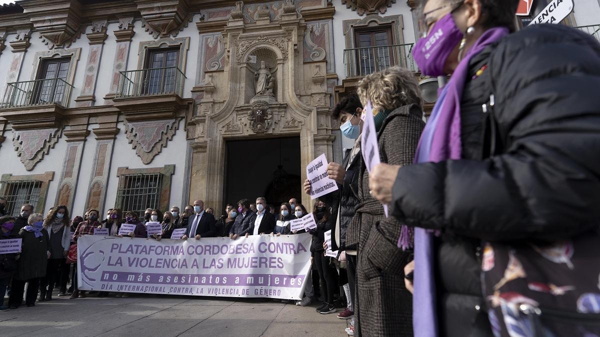 Concentración contra la violencia de género a las puertas de la Diputación Provincial.