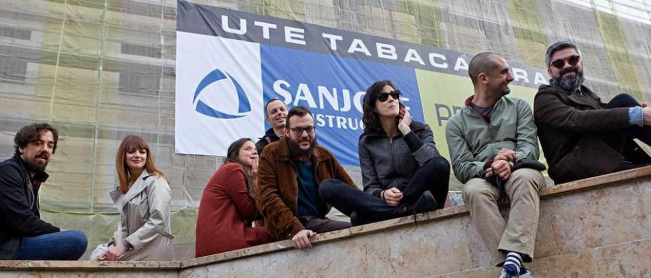Por la izquierda, Carlos Vara, Carla Díaz, Sara Muñiz, José Álvarez, Adrián Muñiz, Kela Coto, Alfredo Aracil y Sergio Redruello, integrantes de la Plataforma Tabacalera Gijón, ante el edifico.