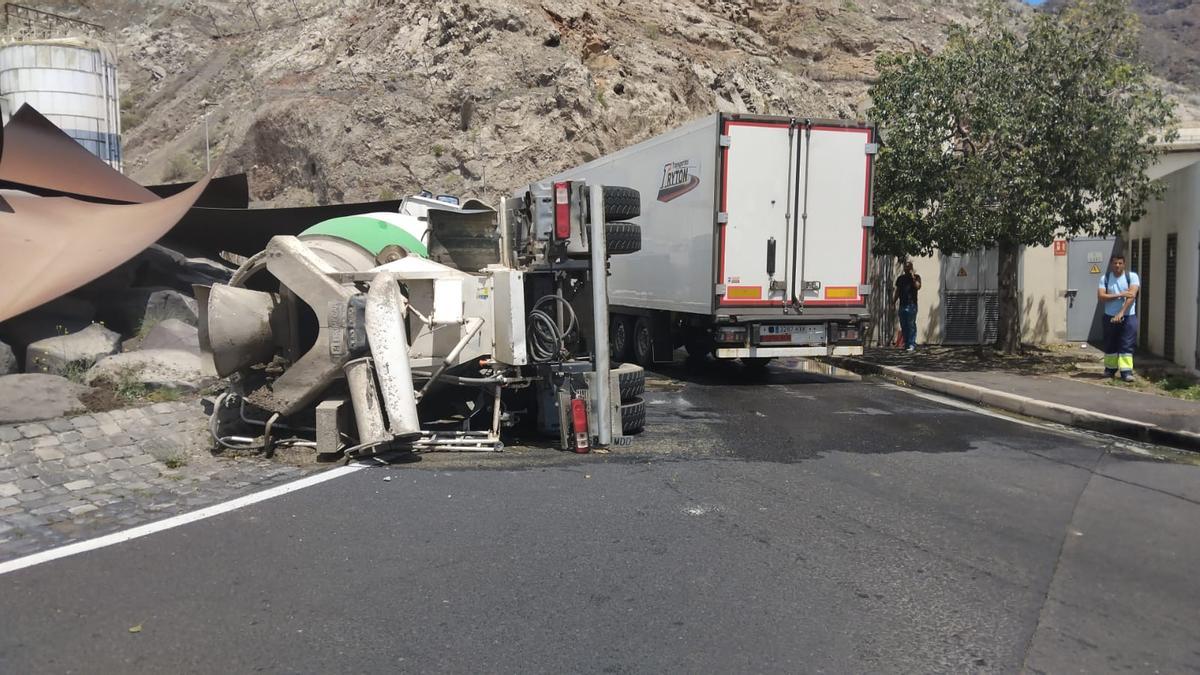 Vuelco de un camión concretera en Santa Cruz