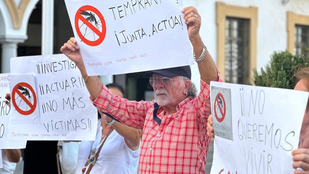 Un vecino de Coria del Río se manifiesta en Dos Hermanas contra la gestión de las administración con el virus del Nilo.