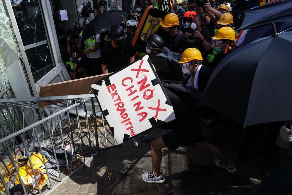Policías y manifestantes hongkoneses chocan en ...