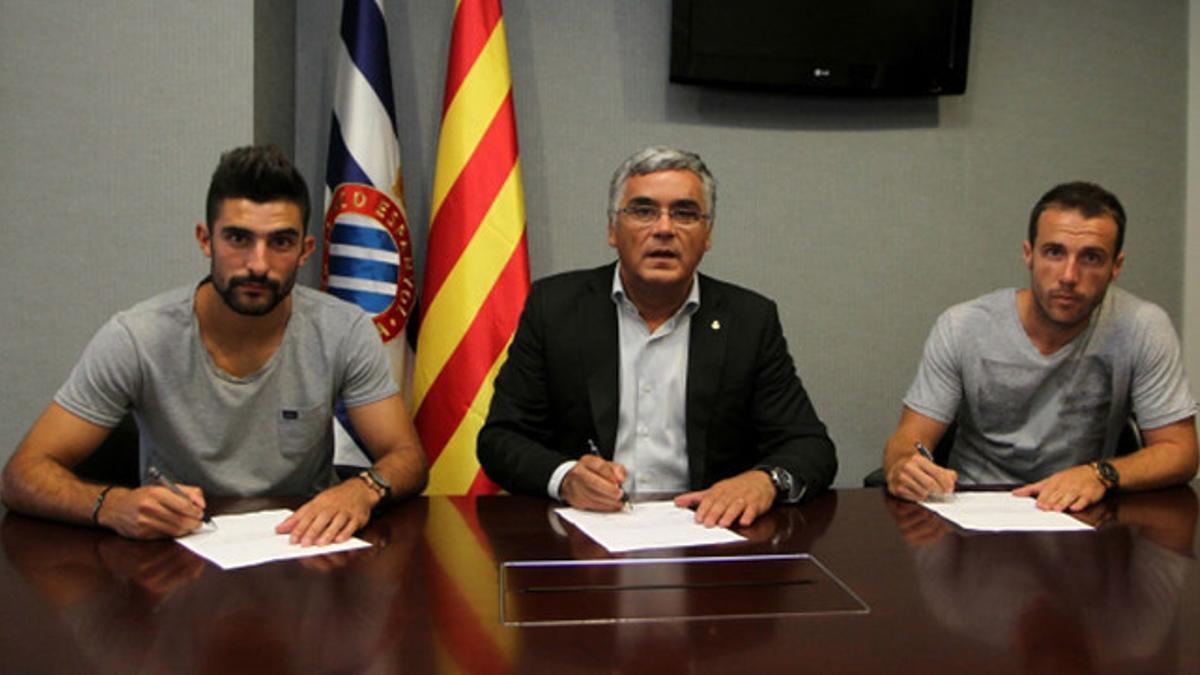 El presidente del Espanyol, Joan Collet, y los nuevos fichajes del club, Álvaro González (izquierda) y Paco Montañés, durante la firma de los contratos