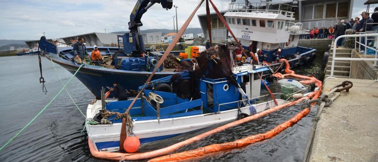 Reflotamiento del pesquero &#039;Nuevo Marcos&#039; en el puerto de Combarro