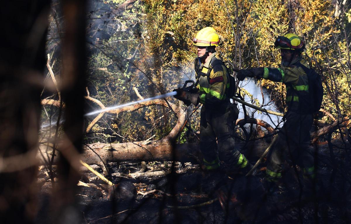 Bomberos en el incendio forestal de las Peñas de Riglos.